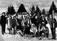 Giovanna e alcuni giovani in gita sulla neve nel 1971