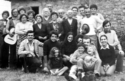 Foto di Giovanna con i giovani della parrocchia a Vologno (RE) 1974