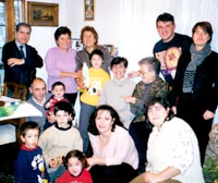 La preghiera del Rosario in una famiglia della parrocchia